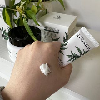 버텍스넘버원 버텍스 넘버원 햄프씨드오일 핸드밤, 바디크림 — 5점을 준 리뷰어가 2022년 3월 올린 사용 사진