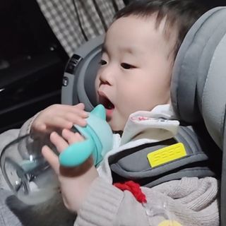 유비맘 트라이탄 코니빨대컵_컬러 랜덤 발송 — 5점을 준 리뷰어가 2021년 2월 올린 사용 사진