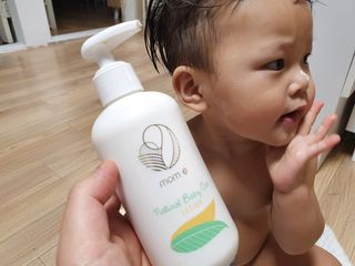 mom e 맘이 내추럴 베이비 케어 샴푸앤바스+로션 — 4점을 준 리뷰어가 2021년 1월 올린 사용 사진