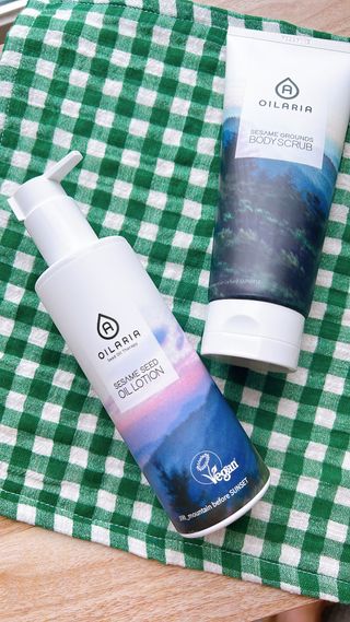 오일아리아 뉴트리 모이스처라이징 세사미 씨드 오일로션 & 데일리 디톡스 세사미 그라운즈 바디스크럽 — 5점을 준 리뷰어가 2023년 9월 올린 사용 사진