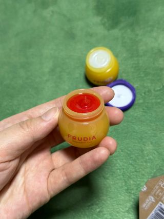 [후르디아] 올리브영 꿀과즙 립밤 2종 (블루베리/석류) — 5점을 준 리뷰어가 2022년 12월 올린 사용 사진
