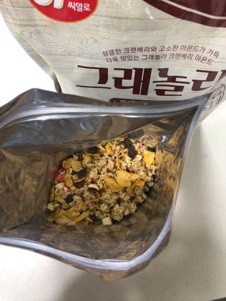 씨알푸드 씨알로 그래놀라 2종 후르츠+크랜베리 아몬드 — 5점을 준 리뷰어가 2022년 7월 올린 사용 사진