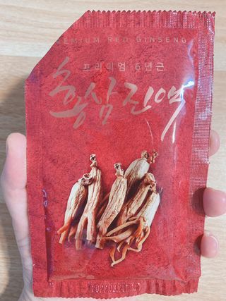 서울약사신협_프리미엄 6년근 홍삼진액_70mlx30포 — 4점을 준 리뷰어가 2021년 2월 올린 사용 사진