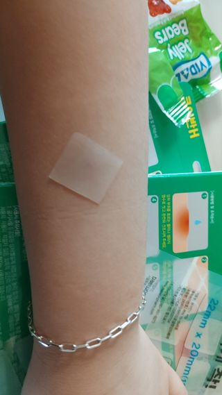 [큐어반H 커팅] 간편하게 떼서 쓰는 자외선차단 습윤밴드 (1팩/30매입) — 5점을 준 리뷰어가 2022년 12월 올린 사용 사진