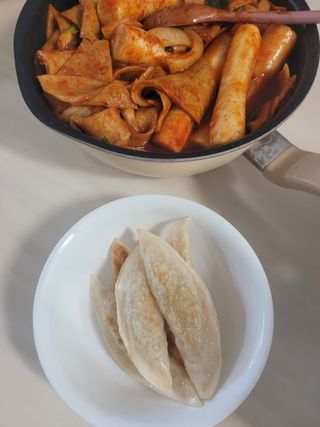 (주)성경순만두 곤약만두.콘치즈만두,삼각당면만두,당면 야끼만두,대구전통 납작만두,떡뽁이 매콤소스,달콤소스 — 5점을 준 리뷰어가 2023년 4월 올린 사용 사진