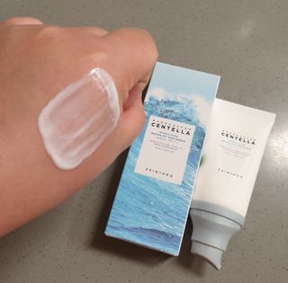 [스킨1004] 마다가스카르 센텔라 히알루-시카 워터핏 선세럼 50ml — 5점을 준 리뷰어가 2024년 5월 올린 사용 사진