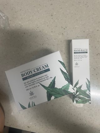 버텍스넘버원 버텍스 넘버원 햄프씨드오일 핸드밤, 바디크림 — 4점을 준 리뷰어가 2022년 4월 올린 사용 사진