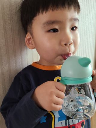 유비맘 트라이탄 코니빨대컵_컬러 랜덤 발송 — 4점을 준 리뷰어가 2021년 3월 올린 사용 사진