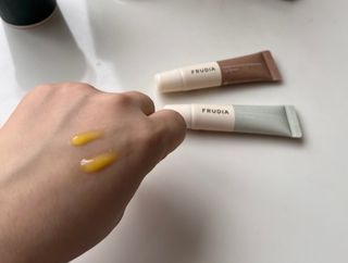 [후르디아] 올리브영 착한보습 비건 립버터 2종 — 5점을 준 리뷰어가 2022년 11월 올린 사용 사진