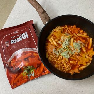 빨간키트 떡볶이 밀키트 2~3인분 매운맛 국물 떡볶이 만들기 쉬운 황금 레시피 분말 소스로 간편한 요리 — 5점을 준 리뷰어가 2021년 8월 올린 사용 사진
