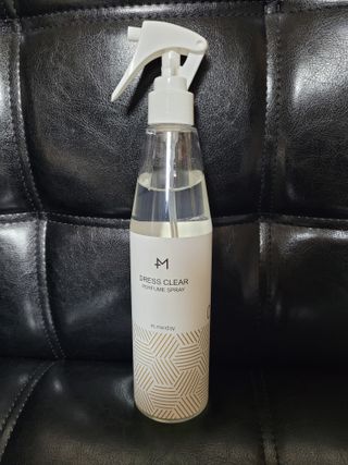 [엠메이데이] 드레스클리어 퍼퓸 스프레이 300ml 프리지아 가든향+프리지아 파출리향 — 5점을 준 리뷰어가 2022년 1월 올린 사용 사진