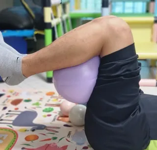 [트라택] 홈 필라테스 SET [미니짐볼+웨이트볼(0.5kg&1kg+요가블럭] — 5점을 준 리뷰어가 2022년 7월 올린 사용 사진