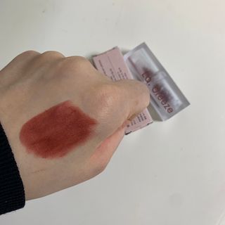 엘에이브리즈 겟 베러 벨벳 립스틱 04스위티쉬 캐럿 / 05스모키 로즈 — 5점을 준 리뷰어가 2021년 12월 올린 사용 사진