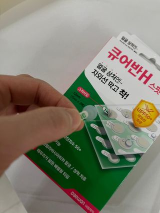 [큐어반H 스팟] 자외선 99프로 차단되는 스틱타입 스팟밴드(1팩 / 66매입) — 5점을 준 리뷰어가 2023년 1월 올린 사용 사진