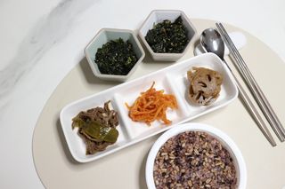 하나마이 [마마쿡] 전 청와대 천상현 셰프의 밑반찬  5종세트(소고기 장조림+연근조림+진미채+간장김자반+새우김자반) — 5점을 준 리뷰어가 2023년 4월 올린 사용 사진