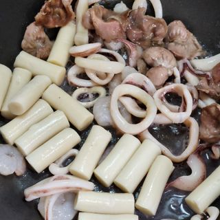화끈한녀석들 새오똥400g 새우,오징어,똥집 볶음요리 소스,밀떡, 참기름 포함 — 4점을 준 리뷰어가 2022년 11월 올린 사용 사진