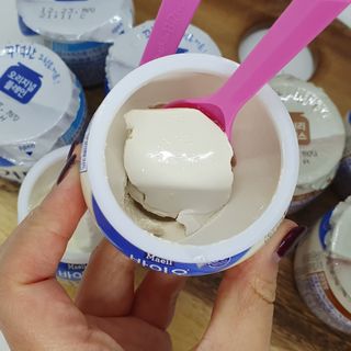 매일바이오 그릭요거트 오리지널 플레인 4개, 로스터리 커피믹스 4개 — 5점을 준 리뷰어가 2021년 12월 올린 사용 사진