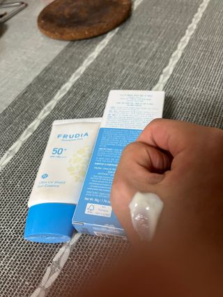 틱톡 [후르디아] 백탁NO! 화잘먹 수분광 선 에센스✨ — 5점을 준 리뷰어가 2023년 8월 올린 사용 사진