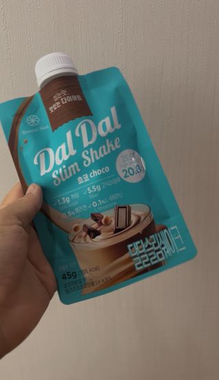 달달슬림쉐이크 구매평★달달슬림 맛있는 단백질 쉐이크 파우치 다이어트 식사대용 프로틴 파우더 보충제 — 5점을 준 리뷰어가 2025년 8월 올린 사용 사진