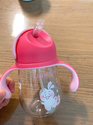 유비맘 트라이탄 코니빨대컵_컬러 랜덤 발송 — 5점을 준 리뷰어가 2021년 3월 올린 사용 사진