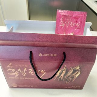 서울약사신협_프리미엄 6년근 홍삼진액_70mlx30포 — 4점을 준 리뷰어가 2021년 2월 올린 사용 사진