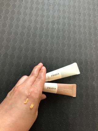 [후르디아] 올리브영 착한보습 비건 립버터 2종 — 5점을 준 리뷰어가 2022년 2월 올린 사용 사진
