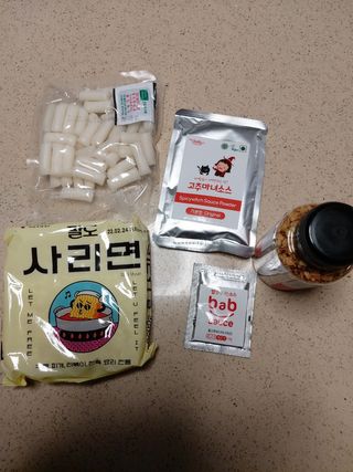 더밥  고추마녀 라볶이 +  나이스미 무설탕 현미후레이크 — 5점을 준 리뷰어가 2021년 10월 올린 사용 사진