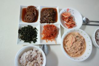 하나마이 [마마쿡] 전 청와대 천상현 셰프의 밑반찬  5종세트(소고기 장조림+연근조림+진미채+간장김자반+새우김자반) — 5점을 준 리뷰어가 2023년 4월 올린 사용 사진
