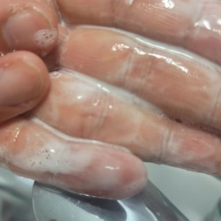 프리마인 더이상 뻣뻣하고 효과없는 탈모샴푸는 NO. 근본부터 케어하는 셀베이스 그린티샴푸(500ml) — 5점을 준 리뷰어가 2023년 4월 올린 사용 사진