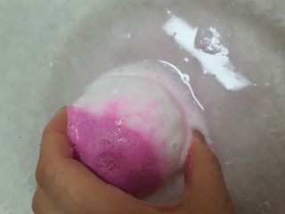 소담스퀘어 상암 Evreryday Bath Bomb Day7(에브리데이 배쓰밤 데이7) / 7종 중 2종 랜덤발송 — 5점을 준 리뷰어가 2022년 11월 올린 사용 사진