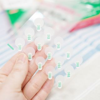 [큐어반H 스팟] 자외선 99프로 차단되는 스틱타입 스팟밴드(1팩 / 66매입) — 5점을 준 리뷰어가 2022년 12월 올린 사용 사진