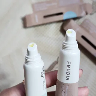 [후르디아] 올리브영 착한보습 비건 립버터 2종 — 5점을 준 리뷰어가 2022년 12월 올린 사용 사진