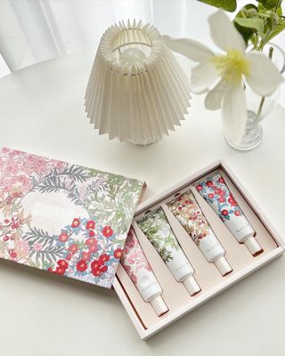 더사가오브수 [사가수] 사계절 원료를 담아내어 진한 보습을 선사하는, 효혜윤 보태니컬 에너지 핸드크림 세트 — 5점을 준 리뷰어가 2023년 3월 올린 사용 사진