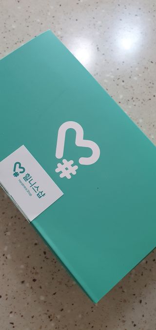 힐니스북 [힐마이넥]   거북목 통증완화를 위한 휴대용 목 안마기 — 5점을 준 리뷰어가 2022년 12월 올린 사용 사진
