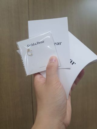 [골드앤디어] 실버925 큐빅 포인트 이어커프_3color — 5점을 준 리뷰어가 2021년 5월 올린 사용 사진
