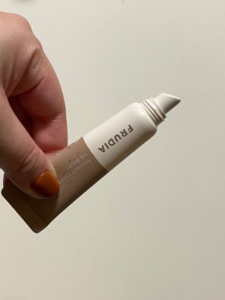 [후르디아] 올리브영 착한보습 비건 립버터 2종 — 3.5점을 준 리뷰어가 2021년 12월 올린 사용 사진