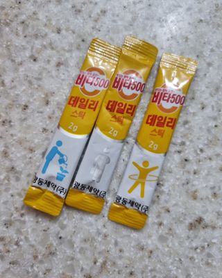 광동생활건강 [제니에디션] 비타500데일리스틱 gift set 60포+제니굿즈 3종+쇼핑백 — 2.5점을 준 리뷰어가 2021년 11월 올린 사용 사진
