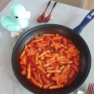 빨간키트 떡볶이 밀키트 2~3인분 매운맛 국물 떡볶이 만들기 쉬운 황금 레시피 분말 소스로 간편한 요리 — 5점을 준 리뷰어가 2021년 8월 올린 사용 사진