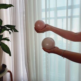 [트라택] 홈 필라테스 SET [미니짐볼+웨이트볼(0.5kg&1kg+요가블럭] — 5점을 준 리뷰어가 2022년 7월 올린 사용 사진