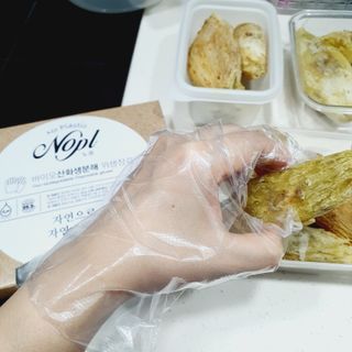 노플(NOPL) 노플 친환경 바이오 산화 생분해  항균 일회용 위생 비닐장갑 100매 + 지퍼백 소형, 대형 — 4점을 준 리뷰어가 2021년 10월 올린 사용 사진