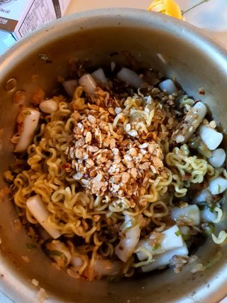 더밥  고추마녀 라볶이 +  나이스미 무설탕 현미후레이크 — 3점을 준 리뷰어가 2021년 10월 올린 사용 사진