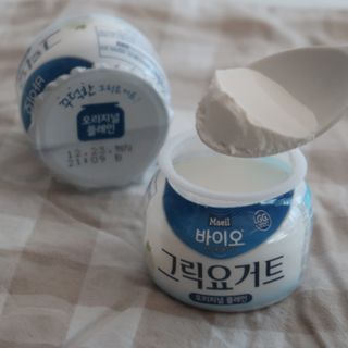 매일바이오 그릭요거트 오리지널 플레인 4개, 로스터리 커피믹스 4개 — 5점을 준 리뷰어가 2021년 12월 올린 사용 사진