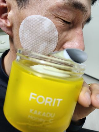 [포잇] 카카두허니씨 미백 톤업패드 190ml 60매 *1개 — 5점을 준 리뷰어가 2023년 1월 올린 사용 사진