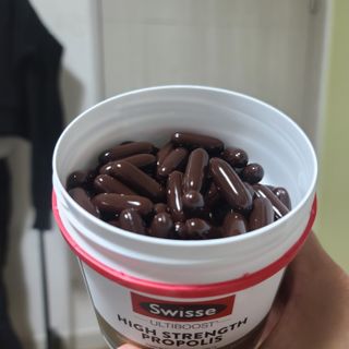 Swisse 스위스 고함량 프로폴리스 2,000mg 210정 — 5점을 준 리뷰어가 2021년 11월 올린 사용 사진