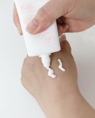 보타니티 촉촉수분자차 아쿠아핏 선 에센스 50ml + 보송톤업자차 징크 선 로션 50ml SPF50+ PA++++ (4/25) — 5점을 준 리뷰어가 2022년 5월 올린 사용 사진