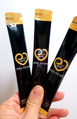 짜먹는 이지견과 짜먹는 이지아몬드, 짜먹는 이지허니피넛, 짜먹는 이지캐슈넛 각 10g X  10포 — 5점을 준 리뷰어가 2021년 2월 올린 사용 사진