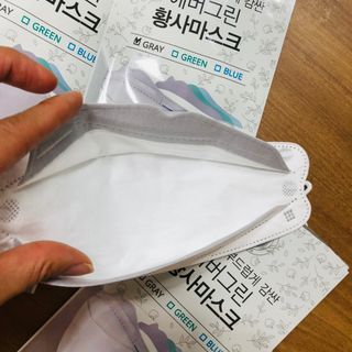 에버그린 순면 끈조절 KF80 마스크 - 화이트/블랙 컬러 대형 - 10매 — 4점을 준 리뷰어가 2021년 6월 올린 사용 사진