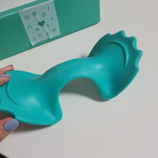 힐니스북 [힐마이넥]   거북목 통증완화를 위한 휴대용 목 안마기 — 5점을 준 리뷰어가 2022년 12월 올린 사용 사진