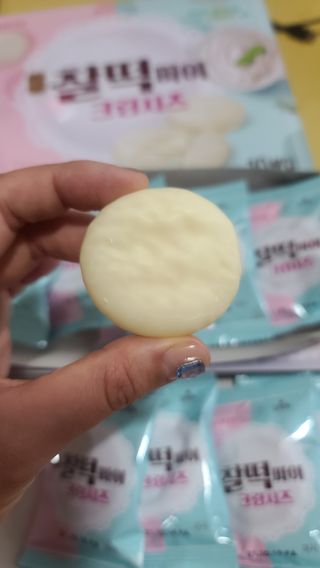 롯데제과 찰떡파이 크림치즈 — 5점을 준 리뷰어가 2021년 5월 올린 사용 사진