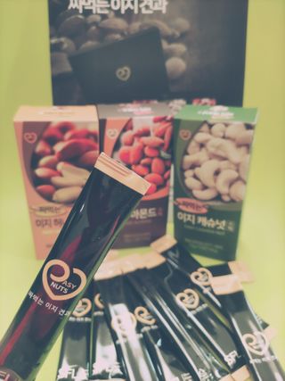 짜먹는 이지견과 짜먹는 이지아몬드, 짜먹는 이지허니피넛, 짜먹는 이지캐슈넛 각 10g X  10포 — 4점을 준 리뷰어가 2021년 1월 올린 사용 사진